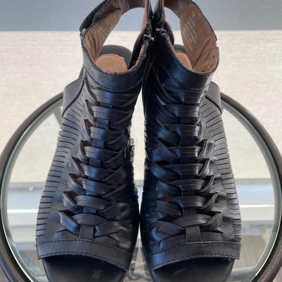 Rockport gladiator black leather sandals/heels in great used condition. Size 7US - Picture 2 of 10